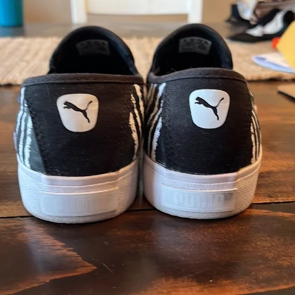 Womens Puma back an white slip on sneakers. - Picture 2 of 6
